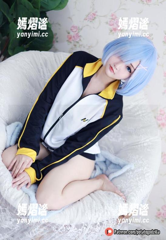 带你逛Potato Godzilla的眼镜娘COS照：随时随地的休闲风